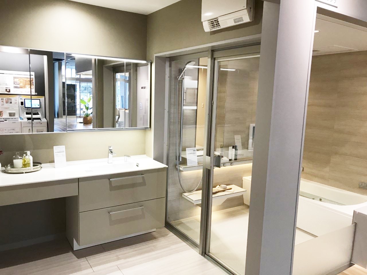 浴室との空間をスッキリ統一。<br />
バスルームとカラーコーディネートできる洗面化粧台。